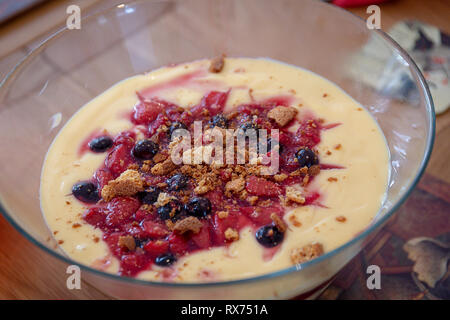 Bagatelle fait maison avec de la crème anglaise, les fraises, les bleuets et les biscuits écrasés Banque D'Images