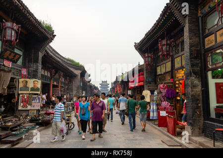 Août 2013 - Pingyao, Shanxi, Chine - les rues de Pingyao ancienne ville au coucher du soleil pleins de touristes. Connu comme l'un des villages les mieux conservés o Banque D'Images