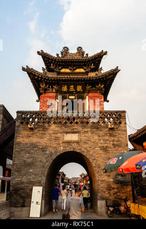 Août 2013 - Pingyao, province de Shanxi, Chine - bâtiment public à Pingyao ancienne ville au coucher du soleil. Connu comme l'un des mieux conservés villages historiques Banque D'Images