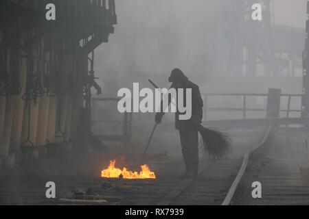 Voir l'usine de bidonvilles avec caisses en métal et de machines pour la production de l'industrie à coke, feu ouvert et écran de fumée dans une usine en Ukraine Banque D'Images