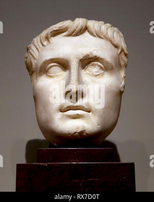 Auguste (63 av. J.-C.-14 après J.-C.), empereur romain (27 av. J.-C.-14 APR. Tête en marbre blanc. 1er siècle après JC. Un atelier de Tarraco. Tarragone, Espagne.