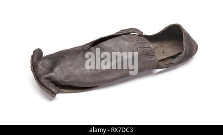 Chaussure. L'Angleterre. Date : 1501-1600. Dimensions : 23 × 8,5 × 5 cm (9 1/16 × 3 × 2 5/16 in.). Duc d'orteil, une barre oblique. Origine : Angleterre. Musée : le Chicago Art Institute. Banque D'Images