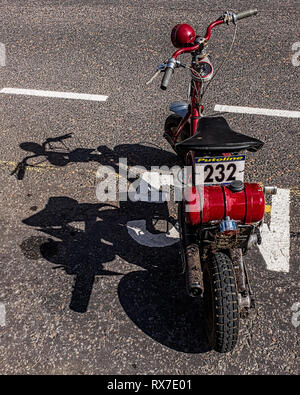 Sales Support rouge garée scooter sur fort William lochaber high street highlands écossais ecosse uk Banque D'Images