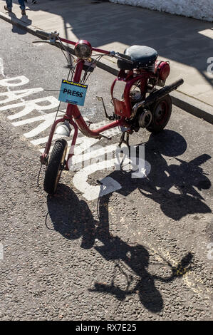 Sales Support rouge garée scooter sur fort William lochaber high street highlands écossais ecosse uk Banque D'Images