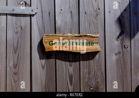 Bâtiment de recyclage en bois sculpté à la main des panneaux d'information jointe à la surface. Highlands écossais ecosse lochaber uk Banque D'Images