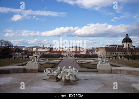 Le Palais du Belvédère et les jardins de Vienne - Palais du Belvédère inférieur avec des statues en pierre en premier plan Banque D'Images