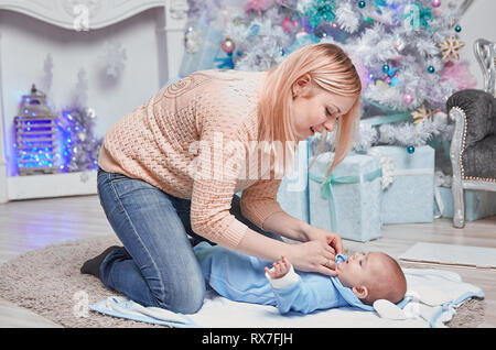 Maman met son bébé dans un costume de lapin. Banque D'Images