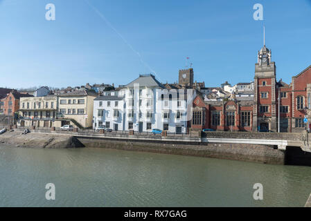 Bideford, North Devon, Angleterre, Royaume-Uni. Mars 2019. Bideford mairie, la bibliothèque et l'église de St Marys vue d'est l'eau. Banque D'Images