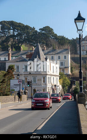 Bideford, North Devon, Angleterre, Royaume-Uni. Mars 2019. Le Bideford long pont construit en 1850 vue à l'Est de l'eau. Banque D'Images