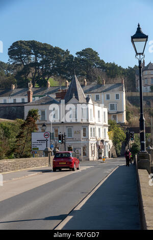 Bideford, North Devon, Angleterre, Royaume-Uni. Mars 2019. Le Bideford long pont construit en 1850 vue à l'Est de l'eau. Banque D'Images