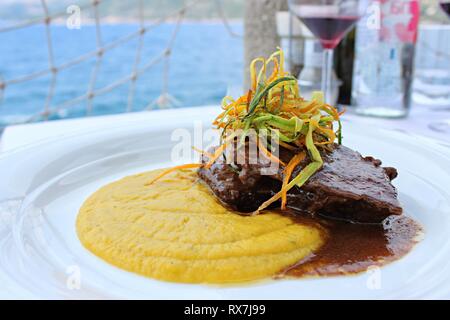 Boeuf braisé au vin rouge avec purée de patates douces et légumes Banque D'Images