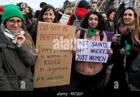 Les gens prennent part à une manifestation de la Journée internationale de la femme dans le centre-ville de Dublin. Banque D'Images