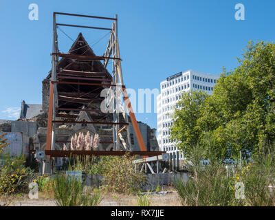L'earhquake ancien endommagé la cathédrale Christchurch Nouvelle Zélande montrant l'échafaudage de protection en métal tout en le protégeant des dommages supplémentaires Banque D'Images