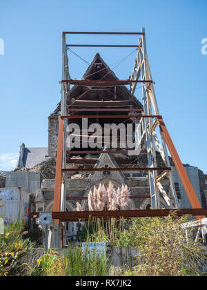 L'earhquake ancien endommagé la cathédrale Christchurch Nouvelle Zélande montrant l'échafaudage de protection en métal tout en le protégeant des dommages supplémentaires Banque D'Images