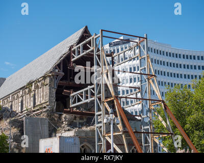 L'earhquake ancien endommagé la cathédrale Christchurch Nouvelle Zélande montrant l'échafaudage de protection en métal tout en le protégeant des dommages supplémentaires Banque D'Images
