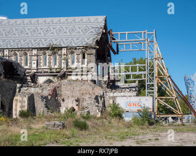 L'earhquake ancien endommagé la cathédrale Christchurch Nouvelle Zélande montrant l'échafaudage de protection en métal tout en le protégeant des dommages supplémentaires Banque D'Images