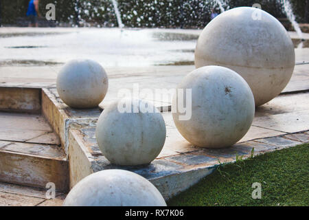 Blanc géant en sphères sur un design moderne fontaine dans un parc public Banque D'Images