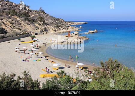 BEACH coastal road, Chypre - 15 MAI 2014 : se détendre à la plage de Coastal Road à Chypre. Le tourisme est d'environ 10 pour cent de Chypre avec 2,4 millions de budget annuel une Banque D'Images