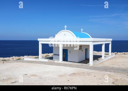 Chypre - Côte de la mer Méditerranée. Église d'Agioi Anargyroi au Cap Greco. Banque D'Images