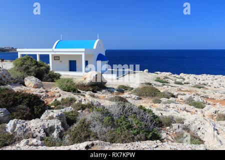 Chypre - Côte de la mer Méditerranée. Église d'Agioi Anargyroi au Cap Greco. Banque D'Images