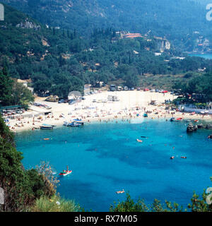 Insel Korfu - Paleokastritsastrand auf der Insel Korfu, griechenland 1980 er Jahre. Plage de Paleokastritsa sur l'île de Corfou, Grèce 1980 Banque D'Images