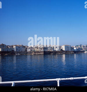 Insel Korfu - Blick auf die Altstadt von Korfu von einem aus Griechenland, Schiff er des années 1980. Vue sur la vieille ville de Corfou à partir d'un bateau, la Grèce des années 80. Banque D'Images