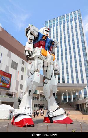 TOKYO, JAPON - 11 MAI 2012 : visite du robot Gundam Odaiba, Tokyo en réplique. La sculpture est à 18 m de hauteur et est la plus haute instance de célèbre tv f Banque D'Images