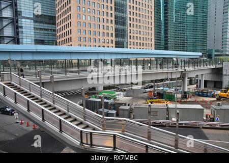 TOKYO - 13 avril : visite des gens du district de Shiodome, le 13 avril 2012 à Tokyo. Tokyo est la ville la plus visitée au Japon. Le Japon avait 8,3 millions de vi Banque D'Images