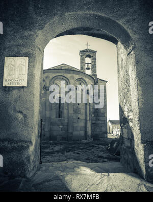 Image en noir et blanc d'une voûte en pierre du 11ème siècle à l'entrée de San Pietro et San Paolo chapelle romane et ses environs cimetière à Lumio dans la Balagn Banque D'Images