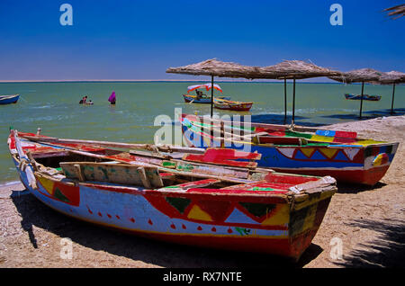 Lac Qarun (ou Birket Qarun) et bateaux. L'Oasis du Fayoum. L'Égypte. Afrique du Sud Banque D'Images