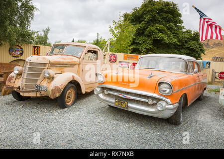 Vieux camion et voiture Chevrolet Classic, Burkes Pass, Nouvelle-Zélande Banque D'Images