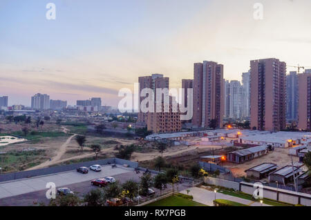 Les immeubles de grande hauteur à Gurgaon Delhi NCR shot at Dusk Banque D'Images