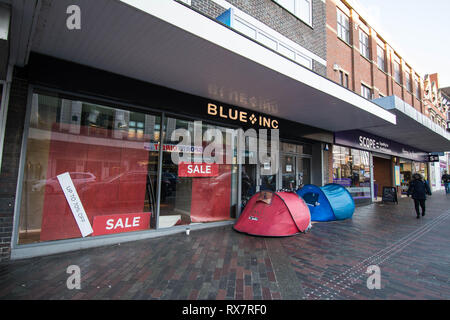 Les gens dormant dans des tentes à Abington Street Northampton Royaume-Uni vagrants vagabonds vagabonds vente de ville fermeture triste aide rien personne humide froid sans-abri Banque D'Images