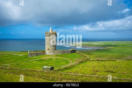 Vieux Château de Doonagore près de Doolin Banque D'Images