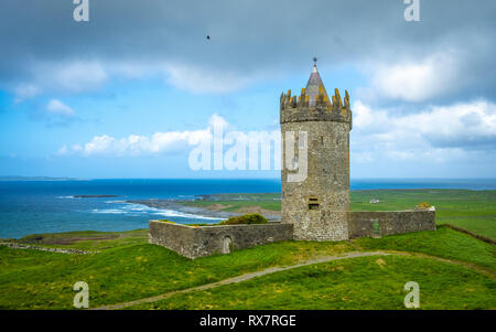 Vieux Château de Doonagore près de Doolin Banque D'Images