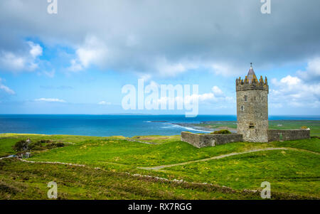 Vieux Château de Doonagore près de Doolin Banque D'Images