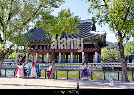 Séoul, Corée du Sud. Mai, 2017. Le Pavillon Gyeonghoeru de Gyeongbokgung, Séoul, Corée du Sud. Credit : Bernard Menigault/Alamy Stock Photo Banque D'Images