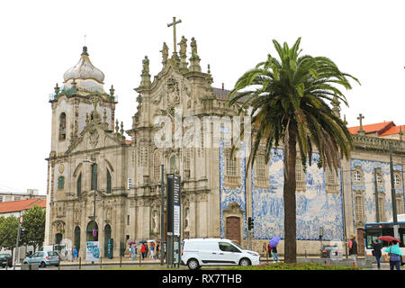 PORTO, PORTUGAL - 21 juin 2018 : Carmelitas et Carmo églises reliées par des bâtiments plus étroit avec azulejus bleu et blanc à Porto, Portugal Banque D'Images