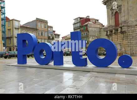 PORTO, PORTUGAL - 21 juin 2018 : Porto City sign in rue de la vieille ville vue à Porto, Portugal Banque D'Images