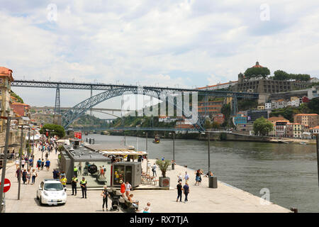 PORTO, PORTUGAL - 21 juin 2018 : la vieille ville de Porto, Portugal. Vue panoramique à Ponte Dom Luis I sur le fleuve Douro et monastère médiéval fort Mosteiro da Banque D'Images