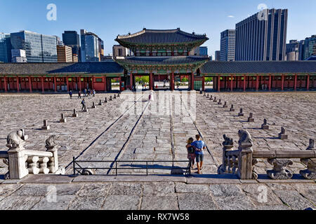 Séoul, Corée du Sud. Mai, 2017. Gwanghwamun, porte principale de Gyeongbokgung Palace à Séoul, Corée du Sud. Credit : Bernard Menigault/Alamy Stock Photo Banque D'Images