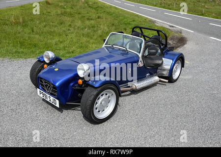 Caterham Seven garé sur une route de campagne dans le Peak District, Derbyshire Banque D'Images