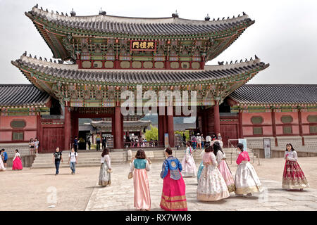 Séoul, Corée du Sud. Mai, 2017. Gwanghwamun, porte principale de Gyeongbokgung Palace à Séoul, Corée du Sud. Credit : Bernard Menigault/Alamy Stock Photo Banque D'Images