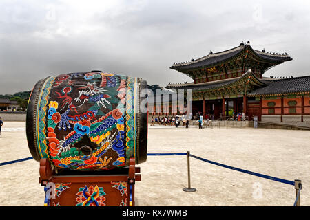 Séoul, Corée du Sud. Mai, 2017. Gwanghwamun, porte principale de Gyeongbokgung Palace à Séoul, Corée du Sud. Credit : Bernard Menigault/Alamy Stock Photo Banque D'Images
