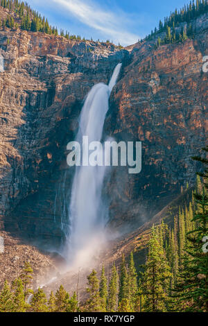 Les chutes Takakkaw à Yoho National Park est la 2e plus haute chute d'eau au Canada. La Colombie-Britannique. Canada Banque D'Images