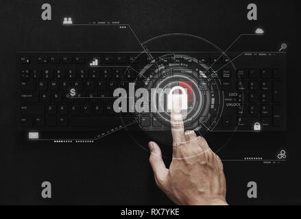 Sécurité informatique et numérique la technologie du système de sécurité à la main, poussant sur la clavier de l'ordinateur avec la technologie de l'icône de verrouillage Banque D'Images