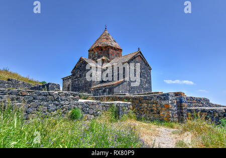 Vue panoramique d'une vieille église Sevanavank en Sevan, en Arménie. Banque D'Images