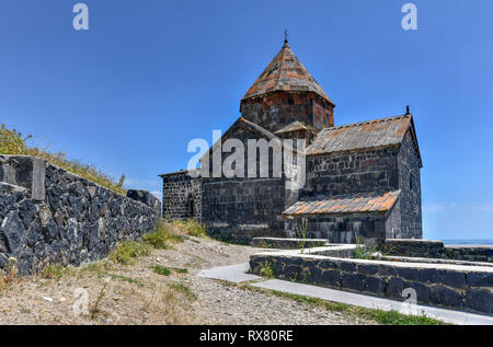 Vue panoramique d'une vieille église Sevanavank en Sevan, en Arménie. Banque D'Images