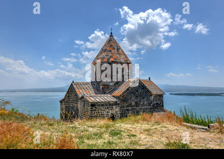 Vue panoramique d'une vieille église Sevanavank en Sevan, en Arménie. Banque D'Images