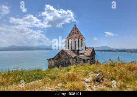 Vue panoramique d'une vieille église Sevanavank en Sevan, en Arménie. Banque D'Images